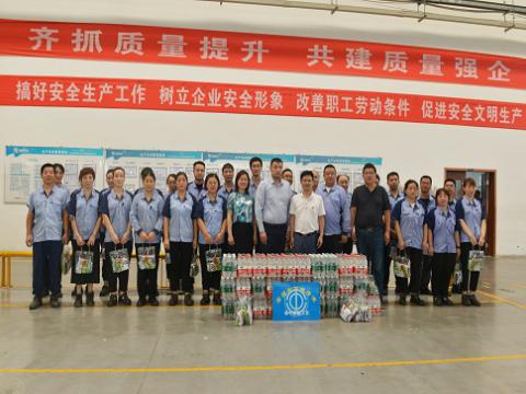 炎炎夏日，，，，，市总工会送清凉，，，，，丝丝关爱暖人心