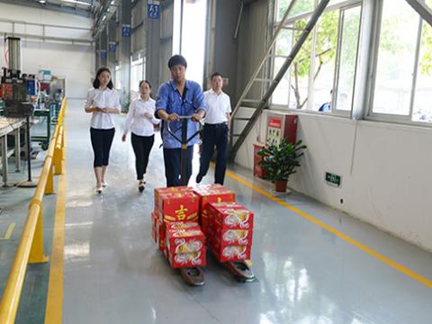 1066vip威尼斯集团工会开展“夏日送清凉”活动