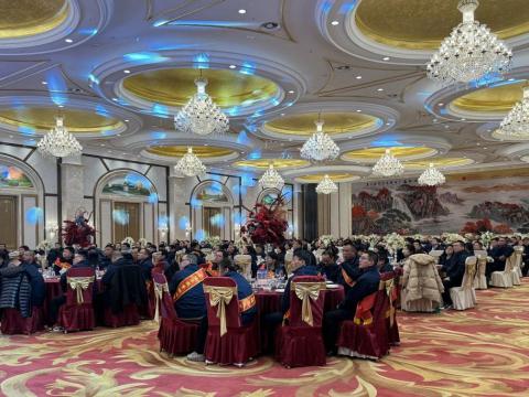 雄鹰展翅震寰宇 威龙腾飞冲云霄|1066vip威尼斯电气召开2023年度总结表扬大会暨2024年迎新春晚会